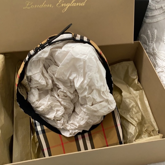 Authentic Burberry Vintage Check Baseball - Picture 2 of 5